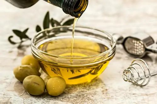 Etichetta dell'olio d'oliva, il numero sulla bottiglia che quasi nessuno legge: cosa significa davvero 