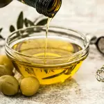 Etichetta dell'olio d'oliva, il numero sulla bottiglia che quasi nessuno legge: cosa significa davvero 