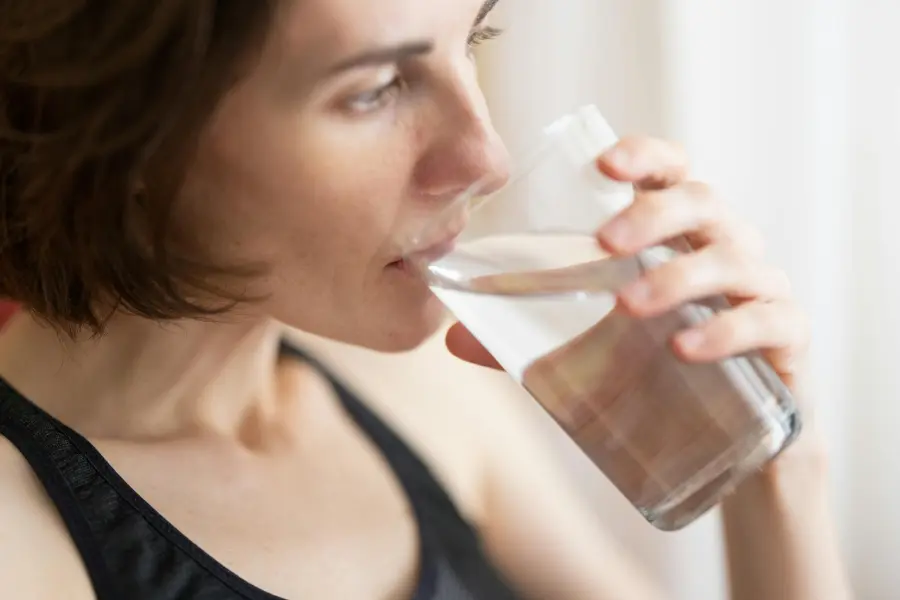 Come bere l'acqua: fredda o a temperatura ambiente. Cosa cambia per il metabolismo e la digestione?