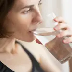 Come bere l'acqua: fredda o a temperatura ambiente. Cosa cambia per il metabolismo e la digestione?