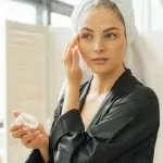 Routine skincare minimalista: i tre prodotti che bastano davvero se scegli quelli giusti