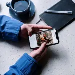 Scroll infinito: come è stato progettato per tenerti agganciato e cosa fa alla tua soglia di attenzione