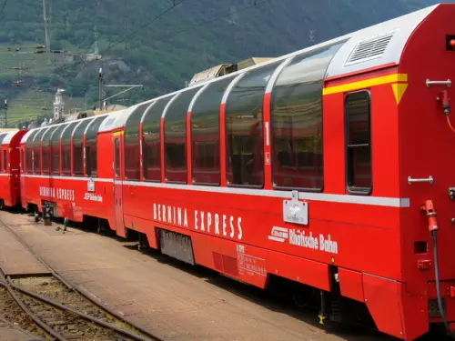 Treno del Bernina: un’esperienza di viaggio unica tra Italia e Svizzera