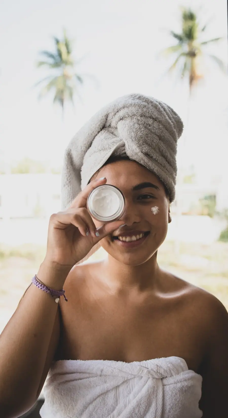 Crema solare sul viso tutto l'anno: perché i dermatologi la consigliano anche in inverno (e in città). E quali i prodotti migliori?