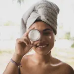 Crema solare sul viso tutto l'anno: perché i dermatologi la consigliano anche in inverno (e in città). E quali i prodotti migliori?