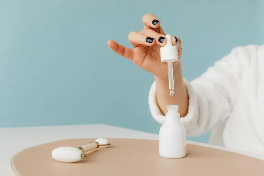 Niacinamide benefici e controindicazioni. Sai cosa fa davvero alla pelle e con cosa non devi mai combinarla?