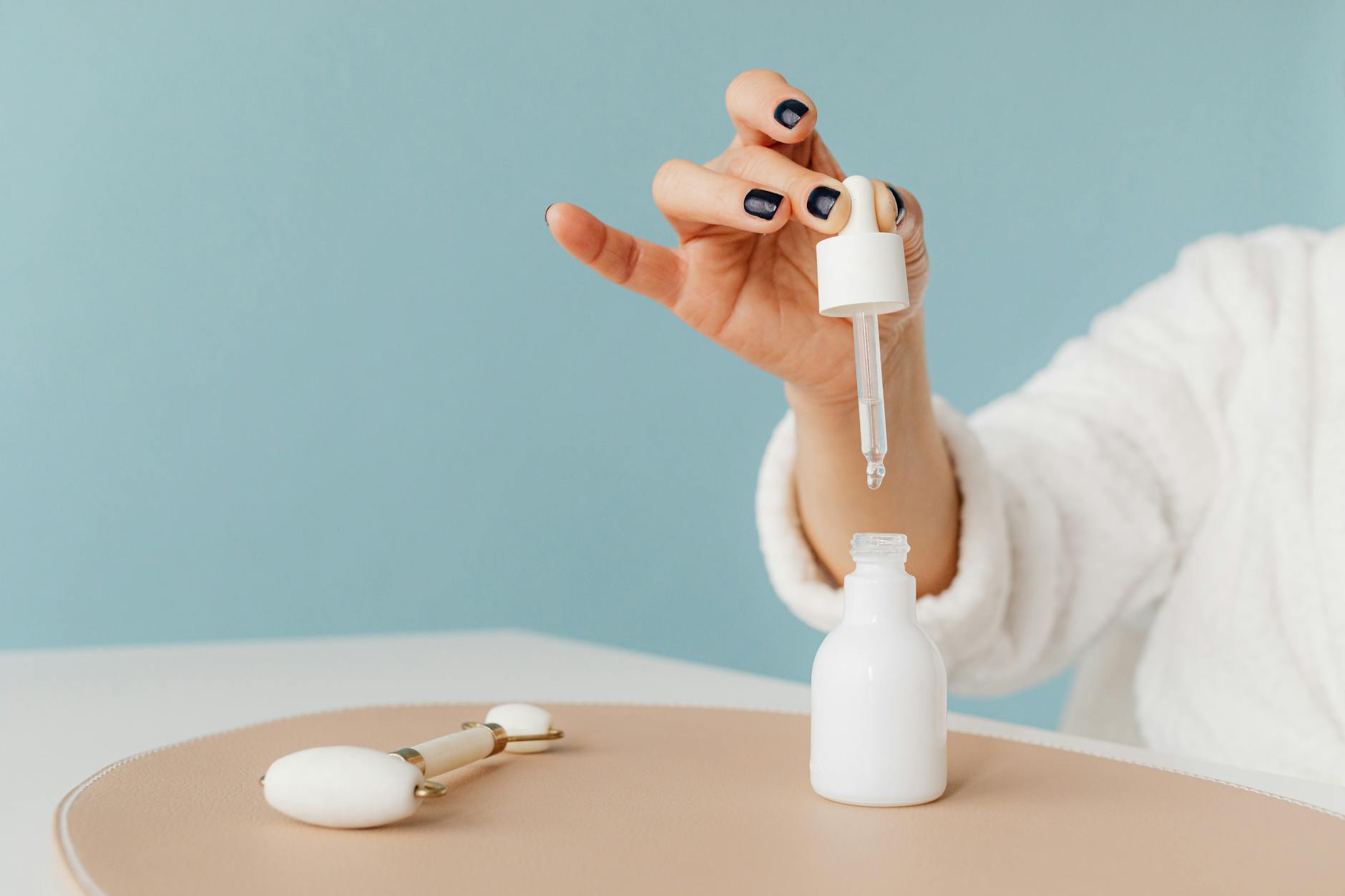 Niacinamide benefici e controindicazioni. Sai cosa fa davvero alla pelle e con cosa non devi mai combinarla?