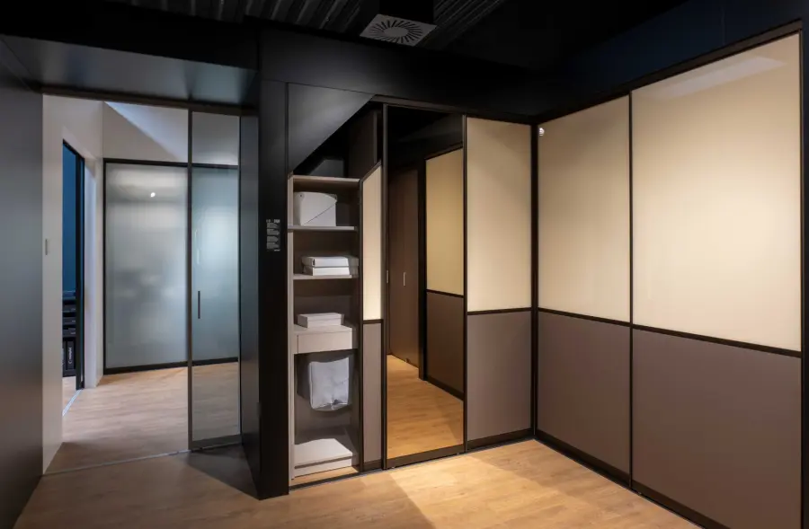Organizzare gli armadi: metodo KonMari e alternative pratiche per chi non ha spazio