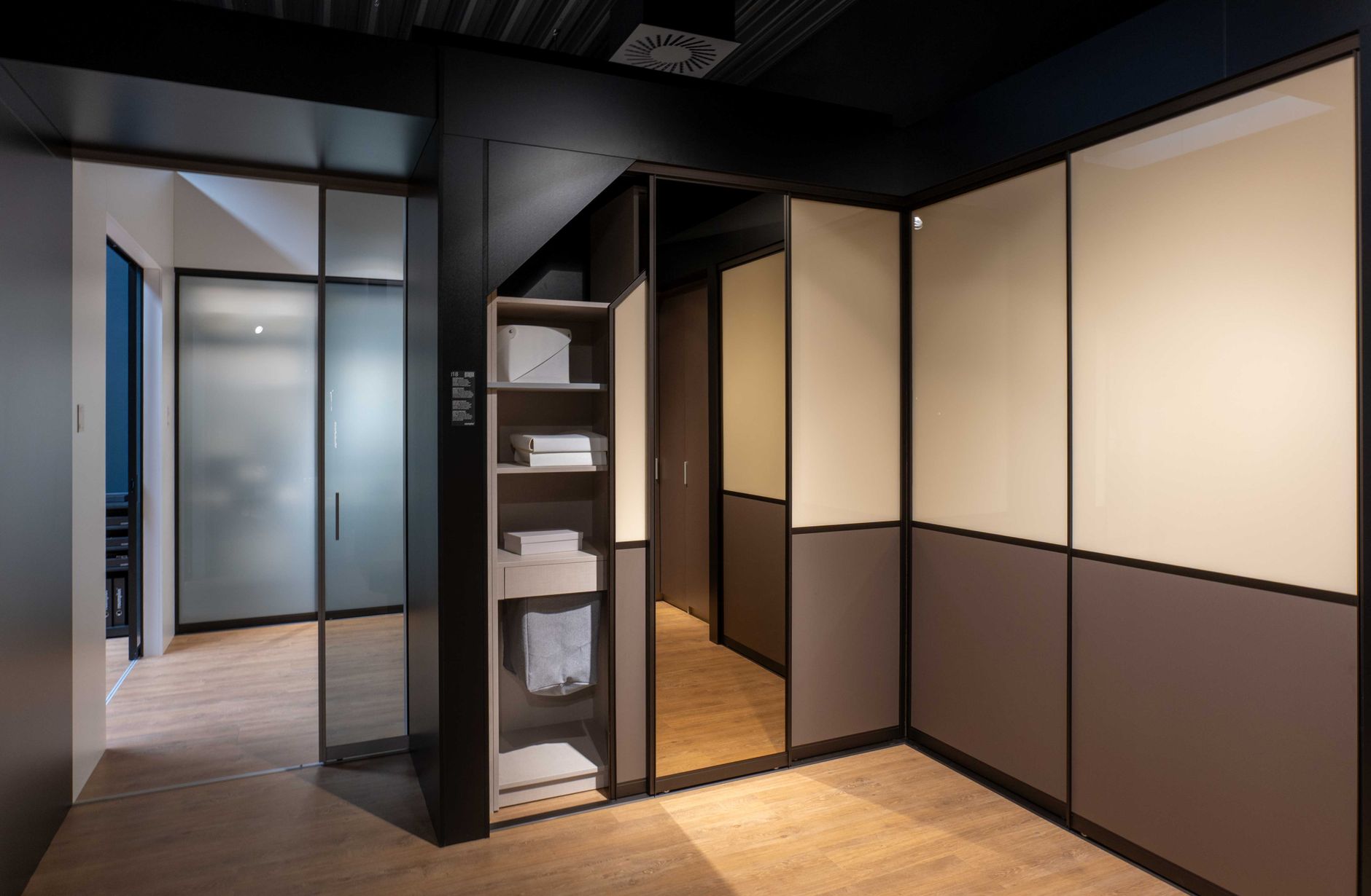 Organizzare gli armadi: metodo KonMari e alternative pratiche per chi non ha spazio