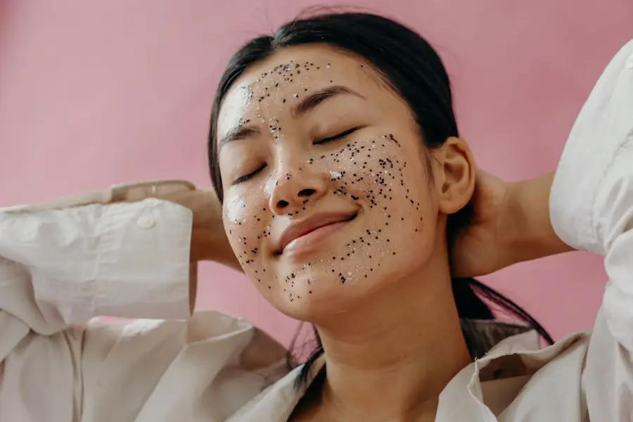 Esfoliazione chimica vs fisica: AHA, BHA e scrub