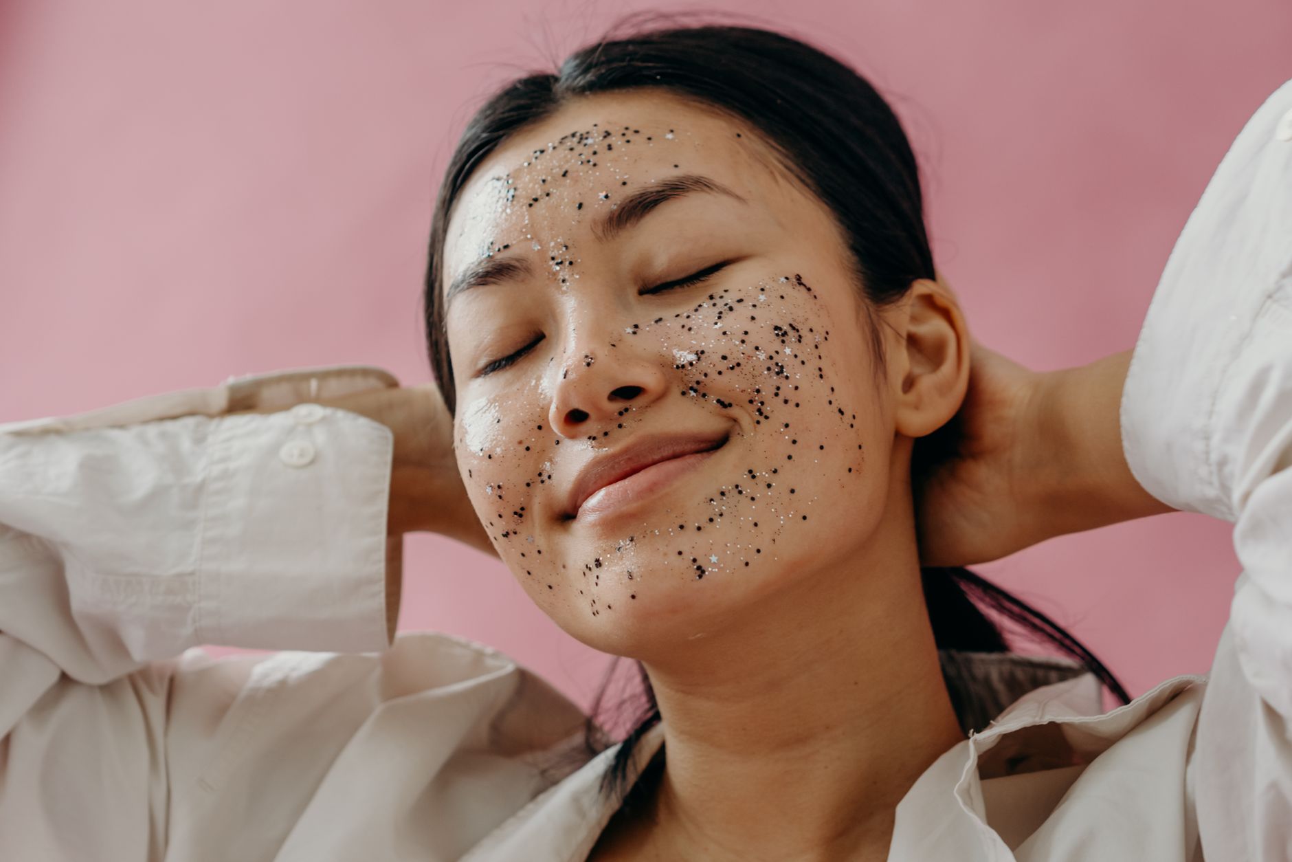 Esfoliazione chimica vs fisica: AHA, BHA e scrub