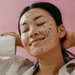 Esfoliazione chimica vs fisica: AHA, BHA e scrub