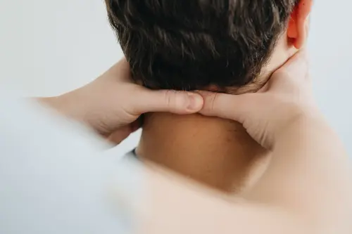 Esercizi cervicale: cosa aiuta e cosa peggiora