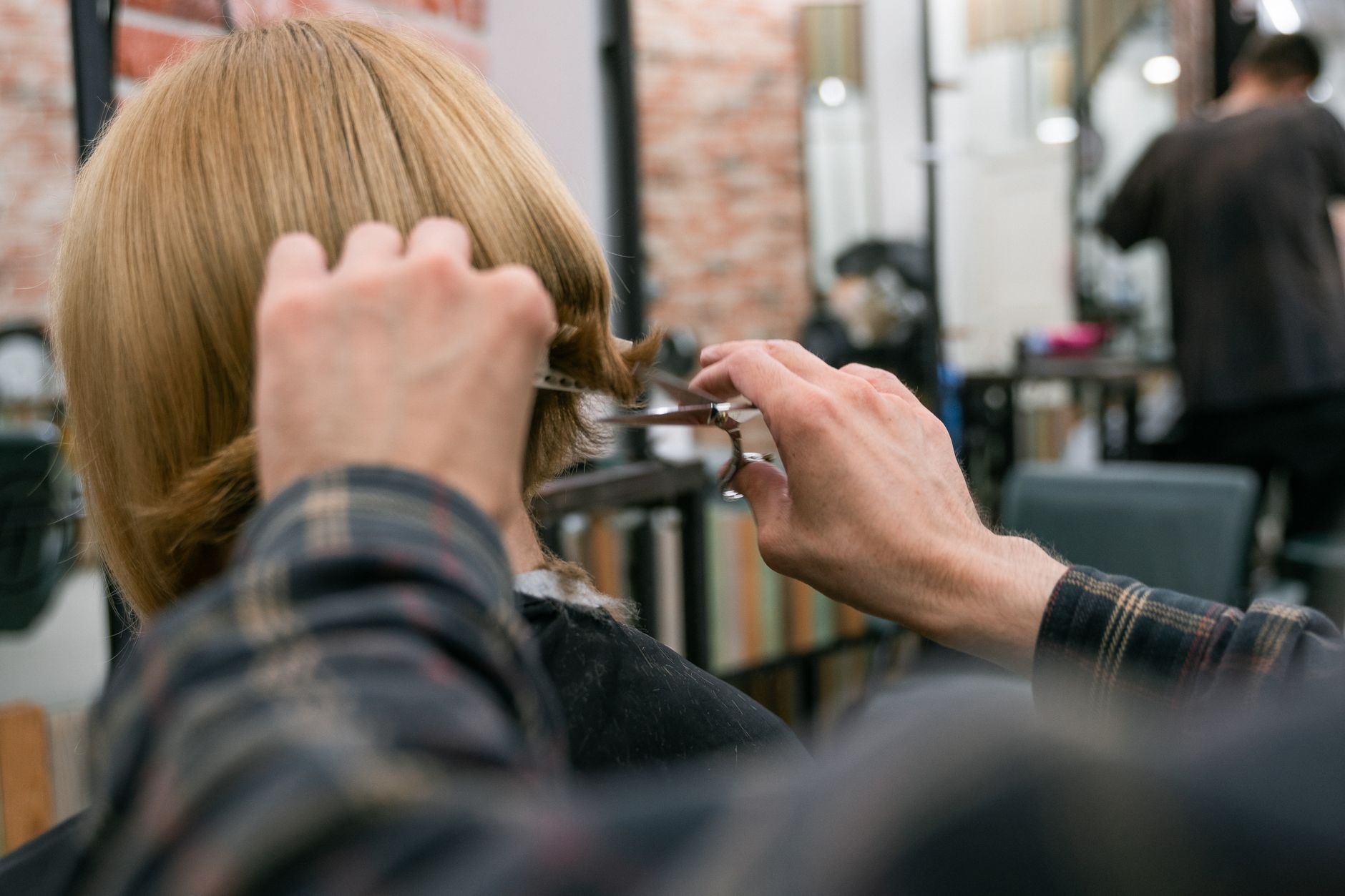 Taglio di capelli per visi ovali: guida tecnica