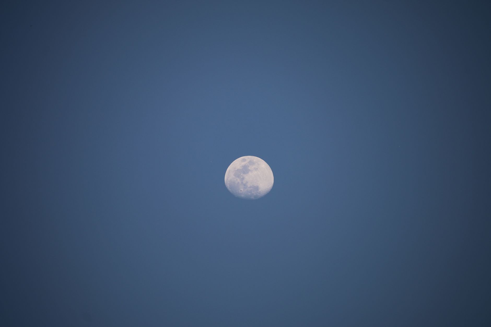 Luna gibbosa crescente: la fase in cui sembra quasi piena, ma non lo è